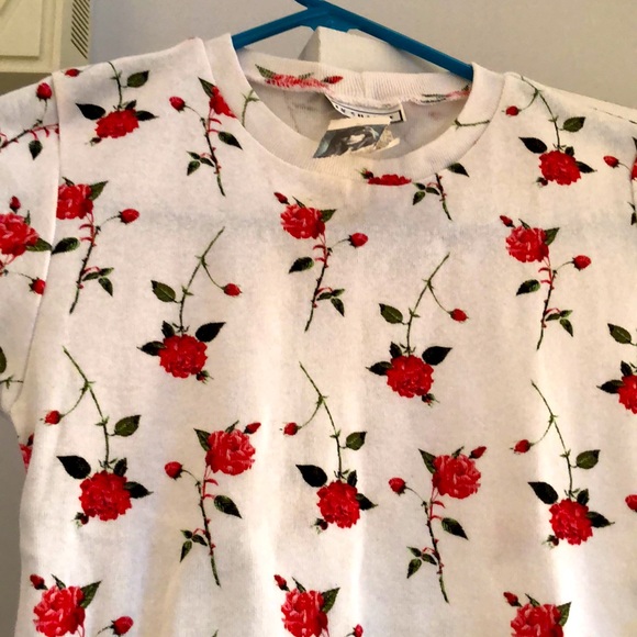 NWT 100% cotton top, brand new ! White with red roses , short sleeves. - Picture 8 of 10